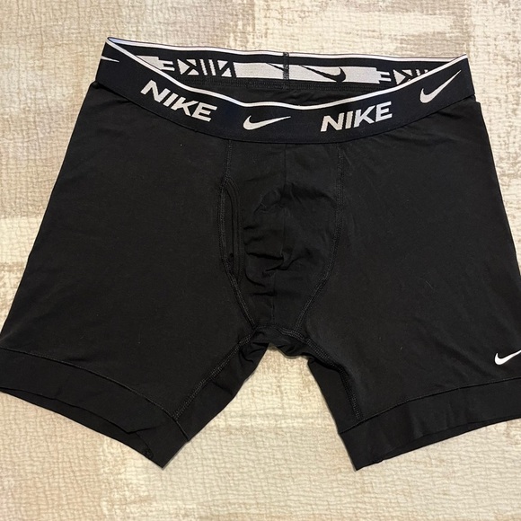 Nike - Picture 3 of 5